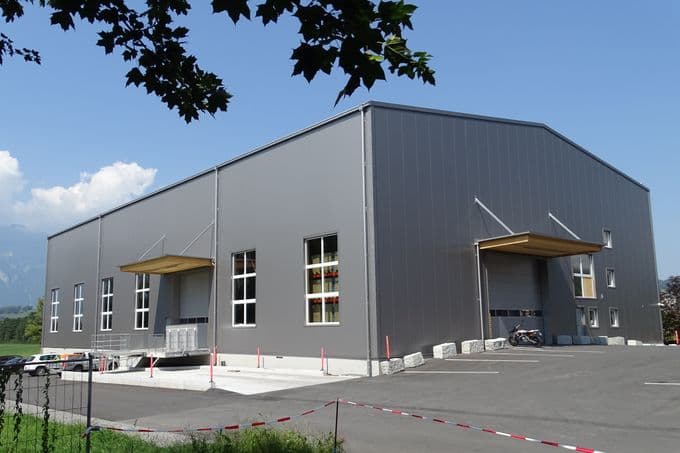 Halle mit Bogenbinderträger aus Holz in Nendeln