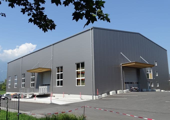 Halle mit Bogenbinderträger aus Holz in Nendeln